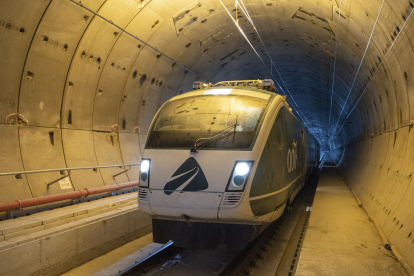 El tren laboratorio BT de Adif, dentro del túnel. Adif.
