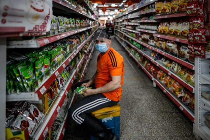Un reponedor en un supermercado. JUAN IGNACIO RONCORONI