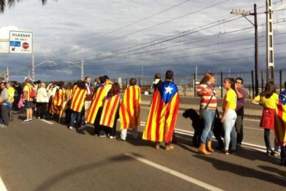 Varios catalanes participando en la cadena humana de hoy.