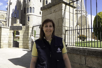 Sara Llamas, cartera rural en Astorga, que da información turística a los peregrinos. DL
