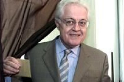 El anterior primer ministro Lionel Jospin votaba ayer en París