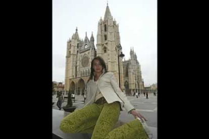 Silvia Nistal, posa delante de la catedral leonesa