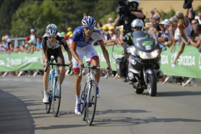 Thibaut Pinot (FDJ) y Romain Bardet, durante la ascensión a Méribel, final de la etapa reina del Dauphiné.