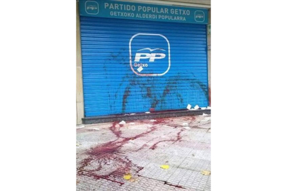 La sede del PP en el barrio de Las Arenas de Getxo (Vizcaya), atacada este martes, 26 de noviembre, por la 'kale borroka'.