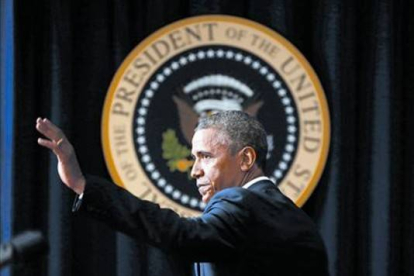 El presidente Barack Obama abandona el auditorio de la Casa Blanca, ayer, tras su discurso.