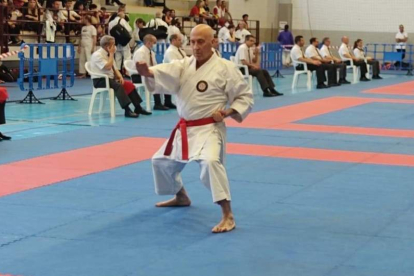 Ángel García Peral logró la medalla de plata en kata y kumite en el Campeonato de España. DL
