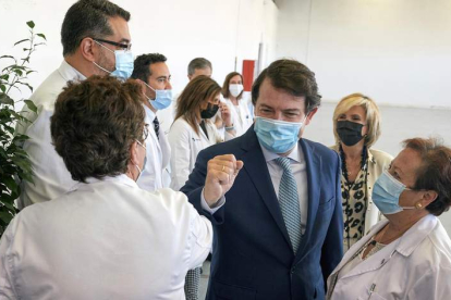Mañueco saluda al personal sanitario de Ávila antes de presentar la Unidad de Radioterapia. R. S.