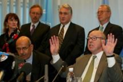 El inspector Hans Blix, a la derecha con las manos levantadas, durante la rueda de prensa en Bagdad