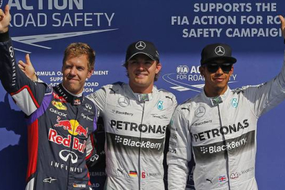 Nico Rosberg, escoltado por Lewis Hamilton (derecha) y Sebastian Vettel (izquierda).
