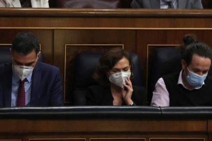 Pedro Sánchez, Carmen Calvo y Pablo Iglesias en los escaños del Gobierno en el Congreso. KIKO HUESCA