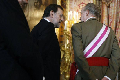 Mariano Rajoy conversa con el Rey, en una imagen de archivo.