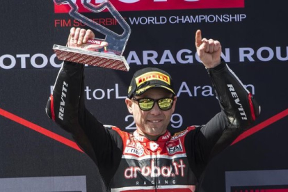 Álvaro Bautista celebra su tercera victoria consecutiva en el circuito de Motorland (Aragón).