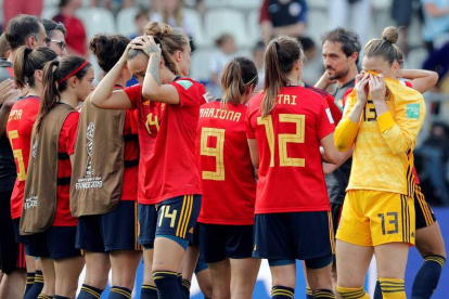 Las jugadoras de la selección española lamentan su eliminación del Mundial. JUAN CARLOS CÁRDENAS