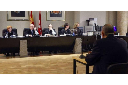 Fotografía de archivo (21/04/2014), en la que aparece la magistrada María Tardón (mesa-i), durante la primera jornada del juicio en el Tribunal Supremo de Justicia de Madrid contra el magistrado Elpidio Silva.
