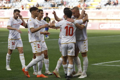 Jugadores de la Cultural celebran un gol durante el partido ante el Talavera. FERNANDO OTERO