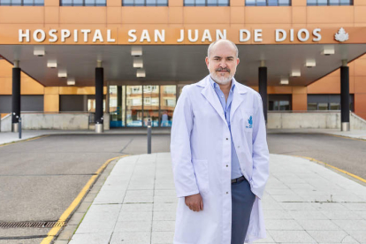El doctor Valle Folgueral está al frente de la Unidad de Patología Compleja de Columna del Hospital San Juan de Dios. DL
