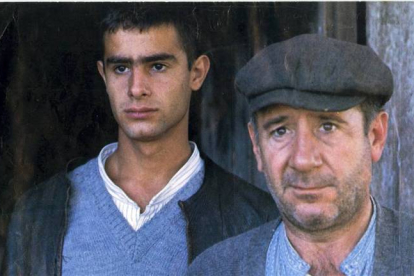 Landa junto a Juan Sánchez en una escena de 'Los Santos Inocentes' (Berlanga, 1984).