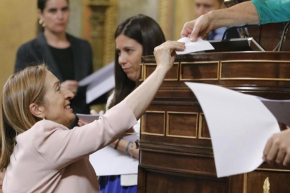 Ana Pastor entrega su voto durante la sesión constitutiva de las Cortes Generales.