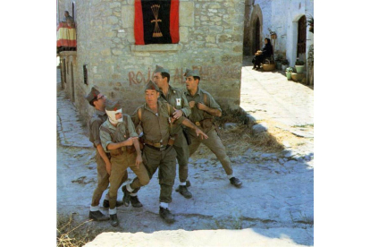 Landa en el papel del brigada Castro en 'La Vaquilla' (Berlanga, 1985)