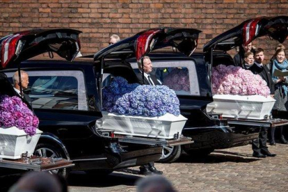 Los ataúdes cubiertos de hortensias de los niños fallecidos.