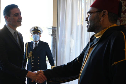 Sánchez saluda a Mohamed VI de Marruecos a su llegada a la reunión celebrada en Rabat. MONCLOA