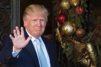 Trump saluda a la prensa tras reunirse con el cofundador del grupo Carlyle, en Mar-a-Lago, en Palm Beach (Florida), el 28 de diciembre.