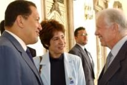 El presidente venezolano Hugo Chávez conversa con Jimmy Carter con la ayuda de una traductora