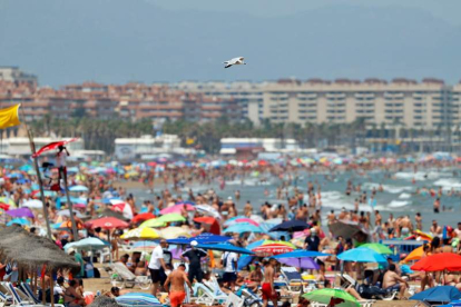 Imagen de una playa de Valencia atestada de bañistas. MANUEL BRUQUE