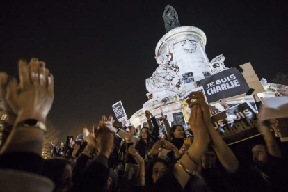 Manifestación en París en contra de la acción terrorista que se cobró doce vidas.