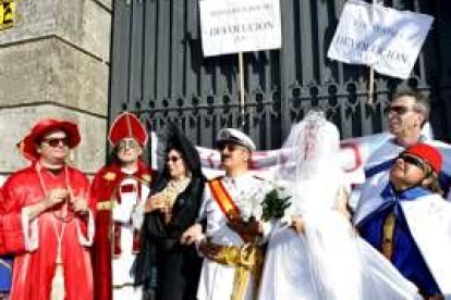 La comparsa Os Maracos escenificó su «boda» en la puerta del pazo