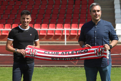 Pablo Huerga, a la izquierda, presentado como nuevo entrenador del Atlético Bembibre. L. DE LA MATA