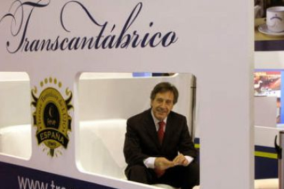 El presidente de Feve, Ángel Villalba, posa en uno de los vagones de la compañía en el stand de Fitu