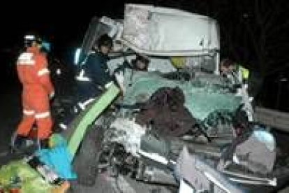 Agentes del Cuerpo de Bomberos inspeccionan el interior de la caravana siniestrada ayer en Granada