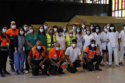 Profesionales y voluntarios que vacunan habitualmente en el Palacio de Exposiciones de León. FERNANDO OTERO