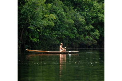 Una turista viaja en una canoa en uno de los afluentes del Amazonas. MARCELO SAY
