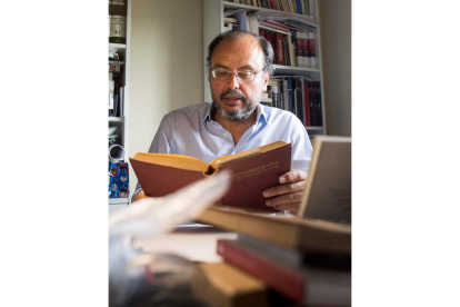 Avelino Fierro, en la biblioteca de su casa.