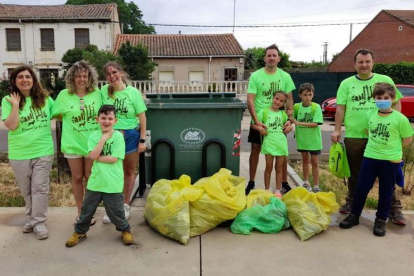 Voluntarios coyantinos que participaron en la recogida de basura. DL