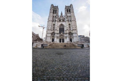 Las inmediaciones de la catedral de Bruselas permanece solitaria. EFE / STEPHANIE LECOCQ