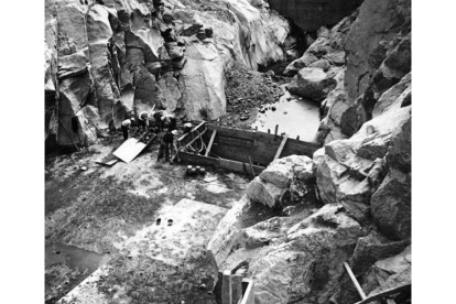 Obras de la presa en el mismo estrechón de Bárcena, 1955 | CHMS