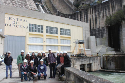 El grupo de estudiantes, en las instalaciones de la central hidroeléctrica de Bárcena. DL