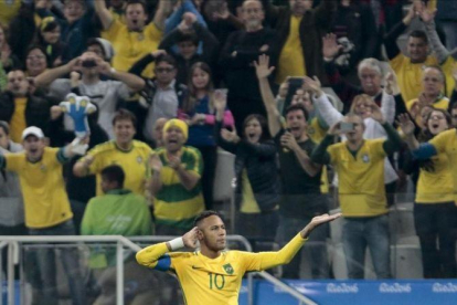 Neymar celebra su gol a Colombia en los cuartos de final de los JJOO de Río.