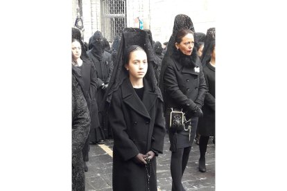 <div style="font-size: 1.2rem">Hubo lágrimas, pero de emoción. Porque el Dulce Nombre de Jesús Nazareno pudo sacar, con permiso del cielo, la procesión de Los Pasos y hacer el emblemático acto de El Encuentro, en la Plaza Mayor, mención especial en la Declaración de Interés Turístico Internacional. Mira aquí como fue El Encuentro y búscate si estuviste. Aquí te dejamos además el <a href="https://www.diariodeleon.es/noticias/leon/programa-semana-santa-leon-2019-procesiones-horarios-recorridos_1323251.html"> <strong> programa Semana Santa León 2019 </strong></a></div></div>