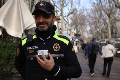 Un agente de la Guardia Urbana de Barcelona muestra el nuevo dispositivo en el uniforme.