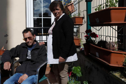 Jesús y Mariana, en la terraza de la casa hogar San Vicente de Paúl donde residen temporalmente. FERNANDO OTERO