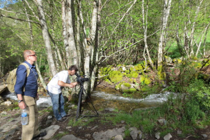 El reportero Nacho Ares y el cámara Guillermo Seijo, en uno de los arroyos del Valle del Silencio.