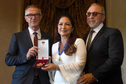 Gloria Estefan junto a su marido, Emilio Estefan (derecha), y el ministro de Cultura y Deporte, José Guirao, recogiendo la Medalla de Oro de las Bellas Artes. /
