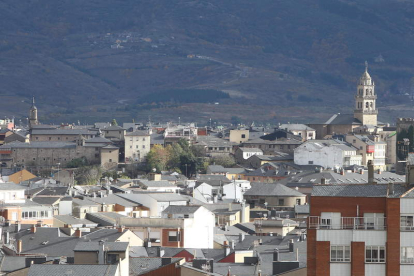 Vista de Ponferrada, donde en el último año se perdió más de dos veces todo el censo de Oencia. L. DE LA MATA