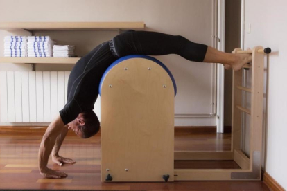 Un hombre hace ejercicios en el Estudio Original Pilates en Barcelona.