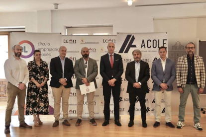 Los representantes de Acole-CEL presentaron ayer la cita junto al alcalde en el Ayuntamiento. DL