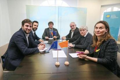 Toni Comín, Roger Torrent, Carles Puigdemont, Lluís Puig, Clara Ponsatí y Meritxell Serret, ayer, en Bruselas.